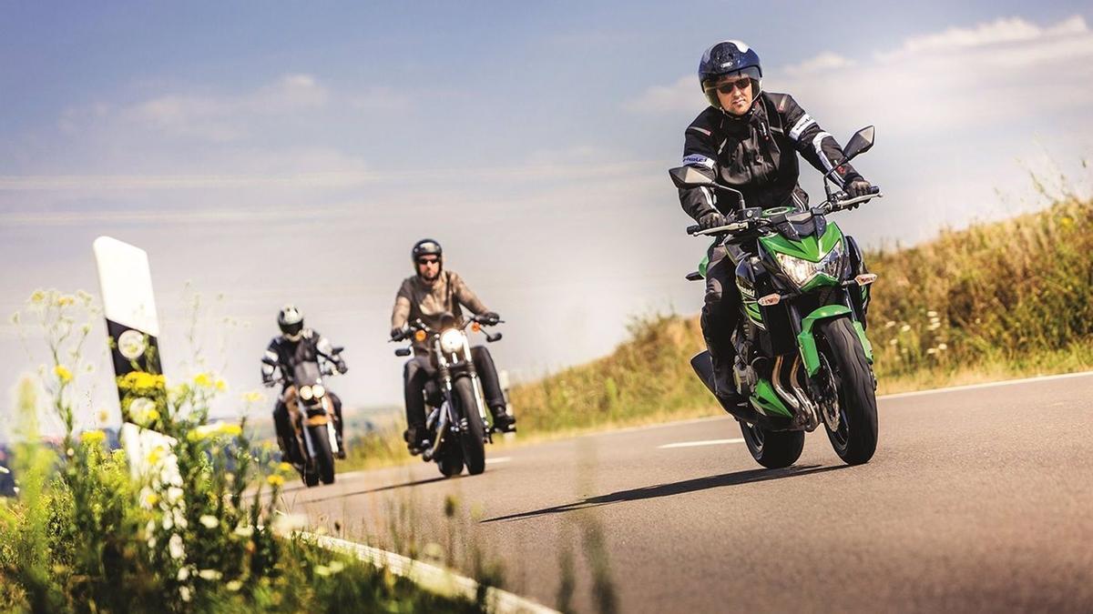 Un grupo de motoristas en carretera