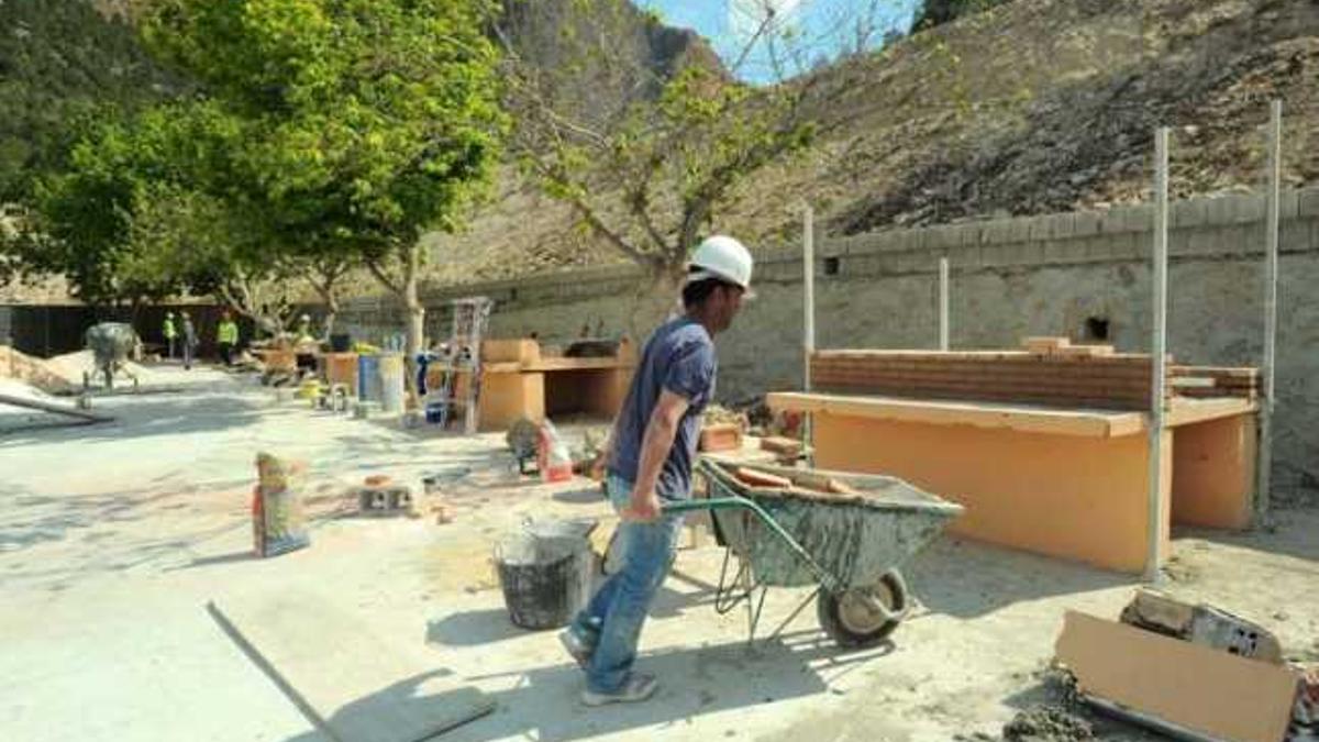 Un albañil en una obra en Alicante.