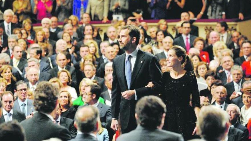 Los Príncipes de Asturias, haciendo su entrada en el teatro Campoamor de Oviedo.