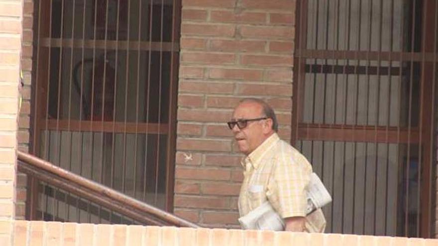 José Luis Almendros a su llegada ayer al Juzgado.