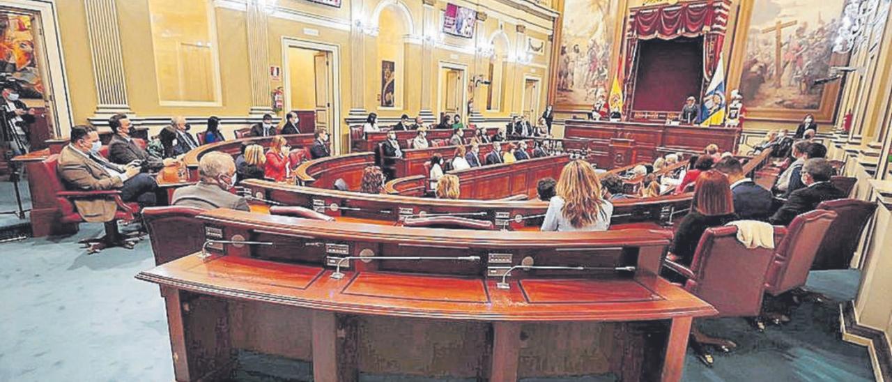 Hemiciclo del Parlamento canario durante un reciente pleno.