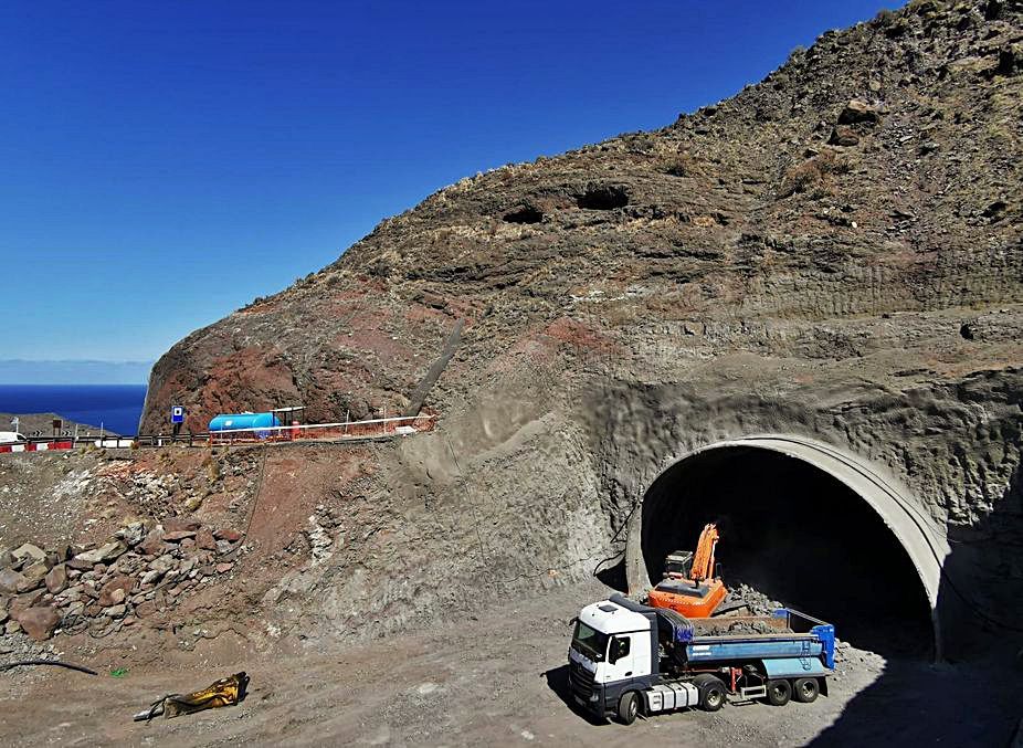 Comienza el uso    de explosivos en la excavación de los túneles de La Aldea 