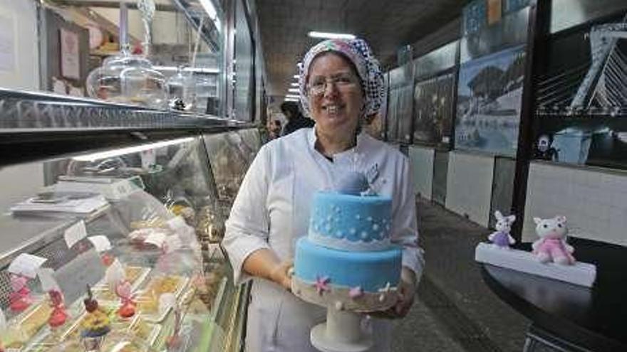 Alejandra y su hija, en la tienda de alimentos para animales que abrieron en la plaza.  // Jesús Regal