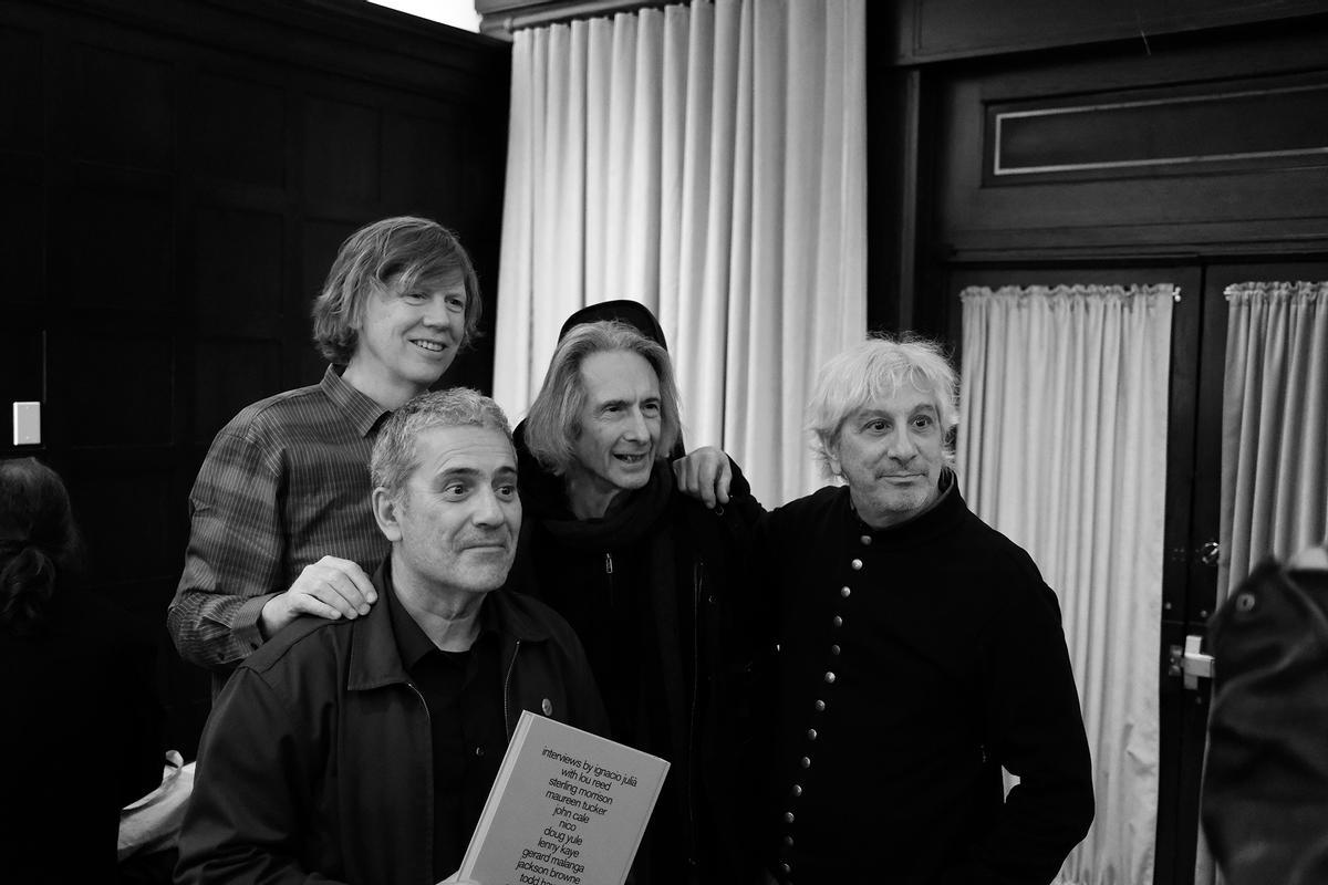 Ignacio Julià, en la presentación de 'Linger On' en Nueva York, junto a Thurston Moore, Lenny Kaye y Lee Ranaldo.