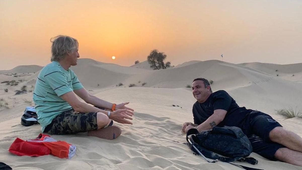 Ángel León, estirado, charla con Jesús Calleja en el desierto de Dubái durante uno de los momentos del episodio de 'Planeta Calleja' protagonizado por el cocinero gaditano.