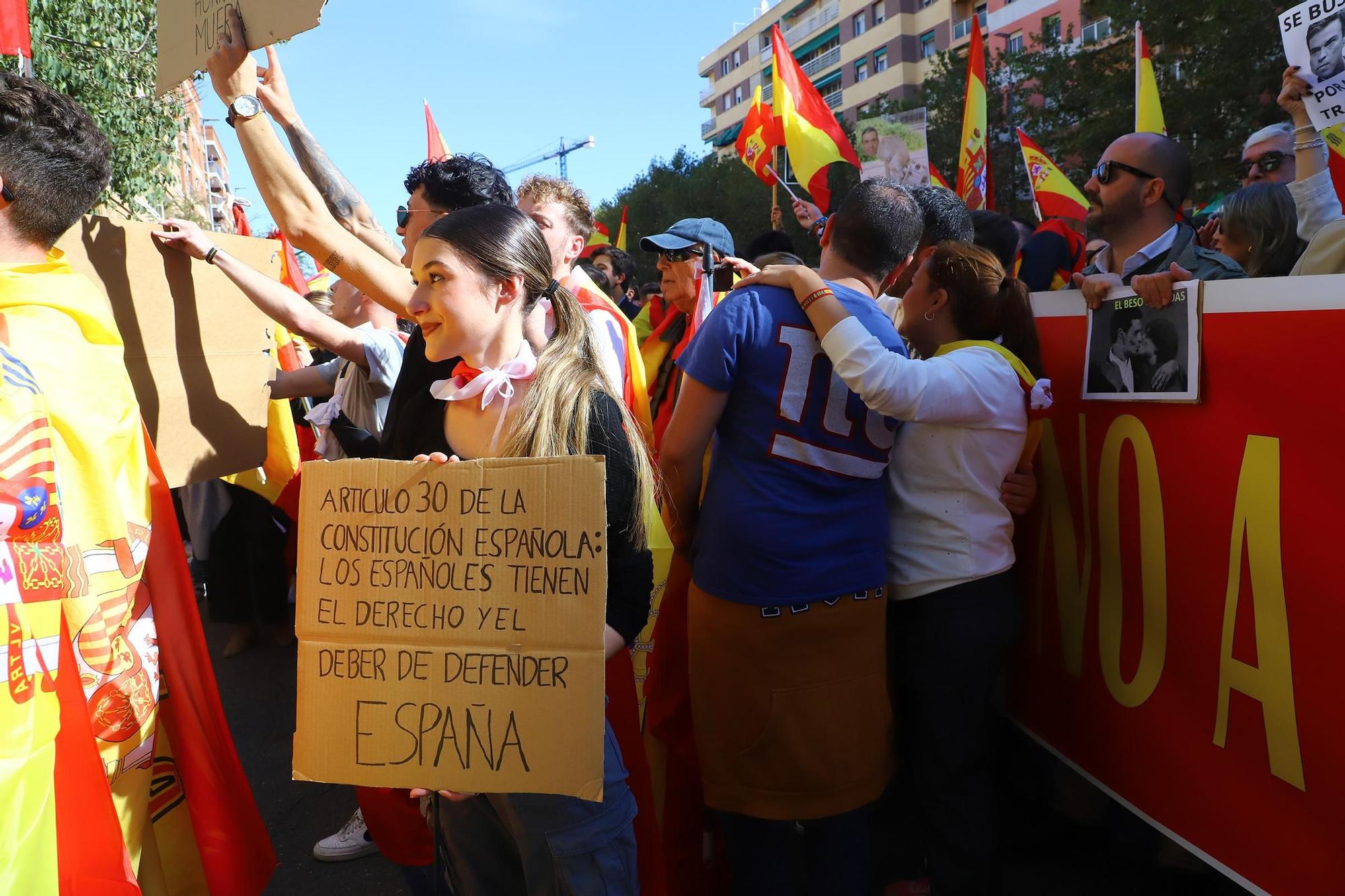 Simpatizantes de Vox protestan contra la amnistía ante la sede del PSOE en Córdoba