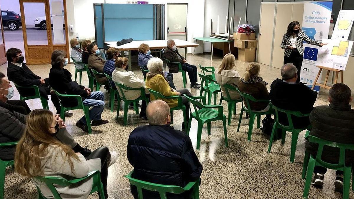 La alcaldesa de Almassora explicó la reforma de las nuevas oficinas vecinales en el barrio de Fátima.
