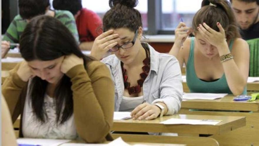 Se retiran los móviles a los que se van a examinar de selectividad