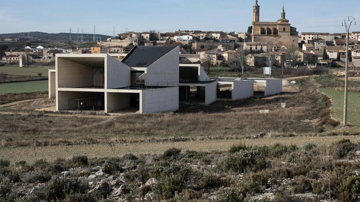 El esqueleto del Museo del Grabado Contemporáneo de Fuendetodos lleva años varado a las afueras del municipio.
