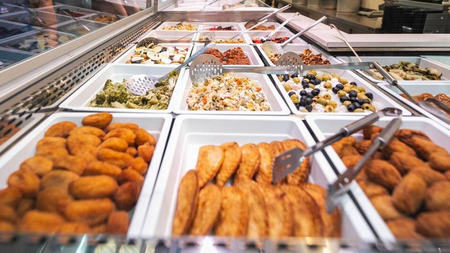Mostrador de un puesto de comida preparada en el mercado de Sant Antoni.