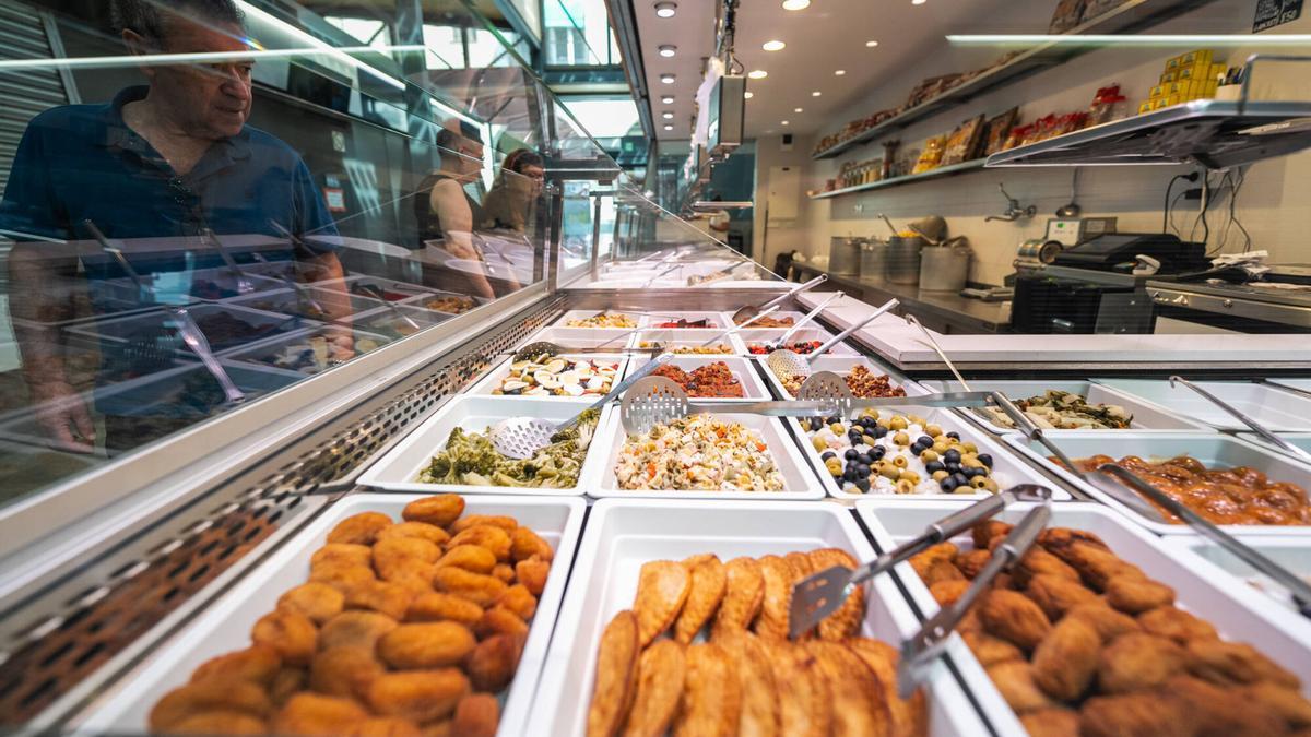 Mostrador de un puesto de comida preparada en el mercado de Sant Antoni.