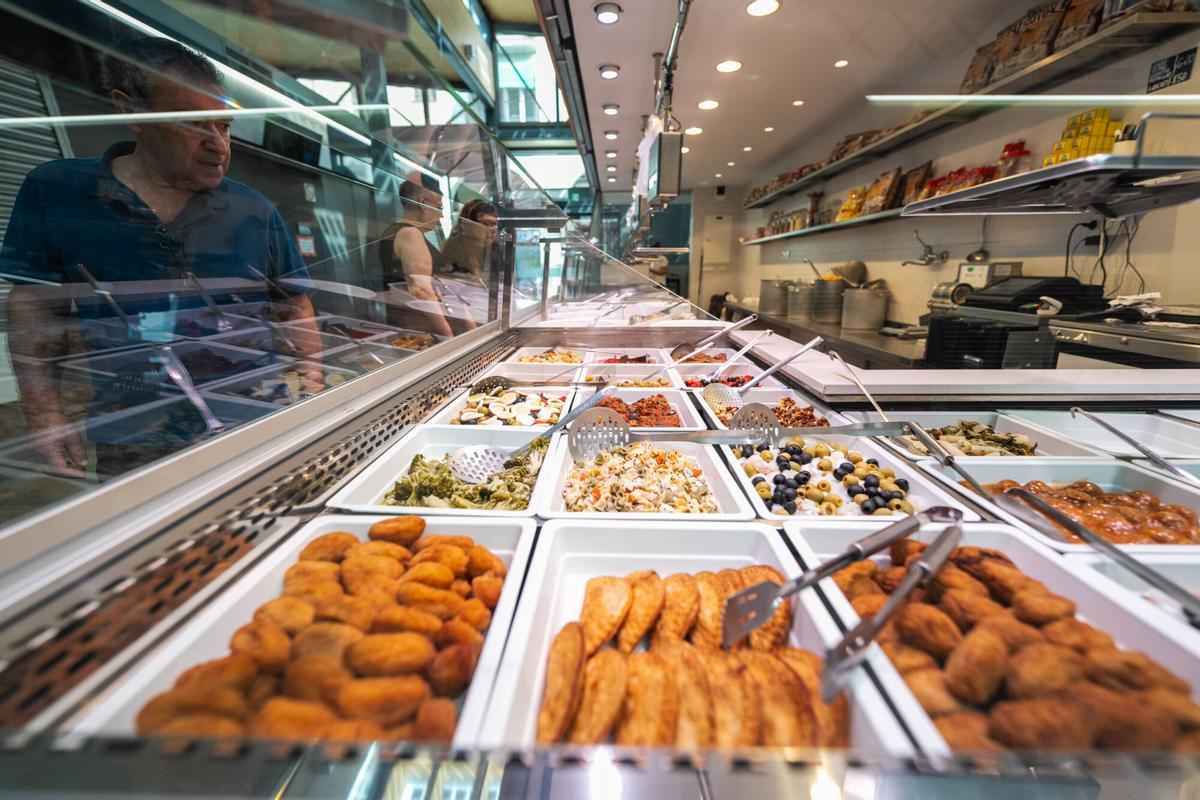 Mostrador de un puesto de comida preparada en el mercado de Sant Antoni.