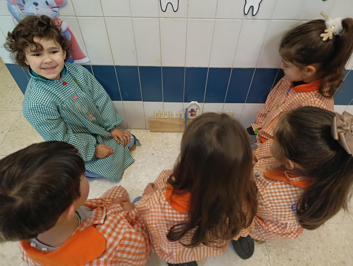 Sofía López, con algunos de sus compañeros, vigilan la puerta del Ratoncito Pérez.