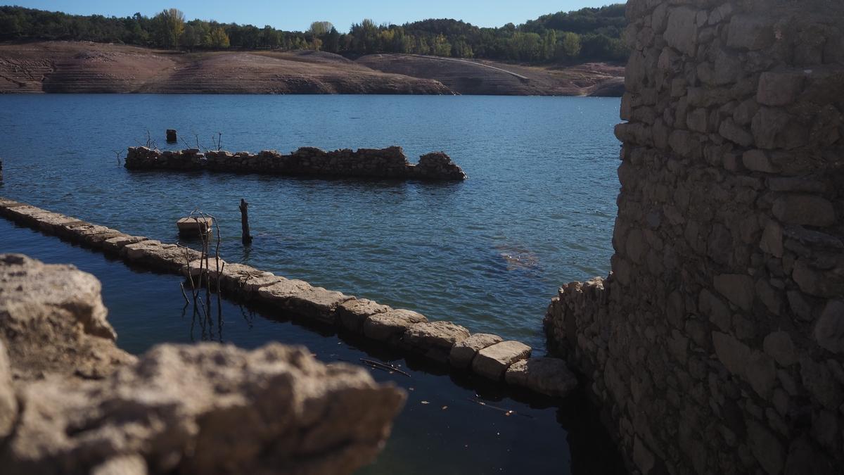 Turismo de sequía en el pantano de Sau