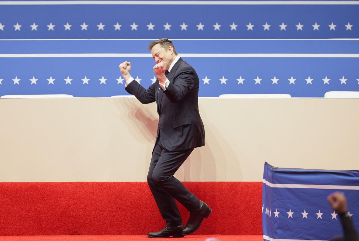 Elon Musk, director ejecutivo de Tesla, hace un gesto hacia la multitud en el Capitol One Arena mientras sube al escenario durante una ceremonia por la inauguración del presidente estadounidense Donald Trump en Washington, DC, EE. UU., el 20 de enero de 2025.