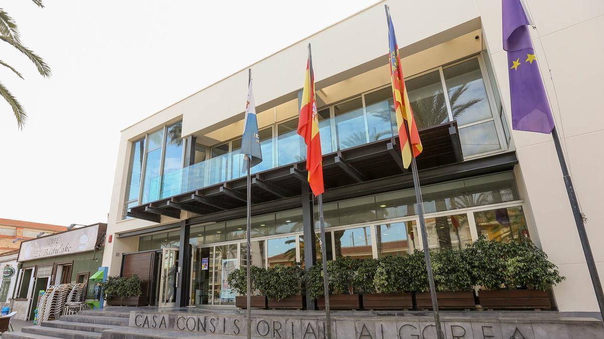 Fachada principal del Ayuntamiento de Algorfa en una imagen de archivo