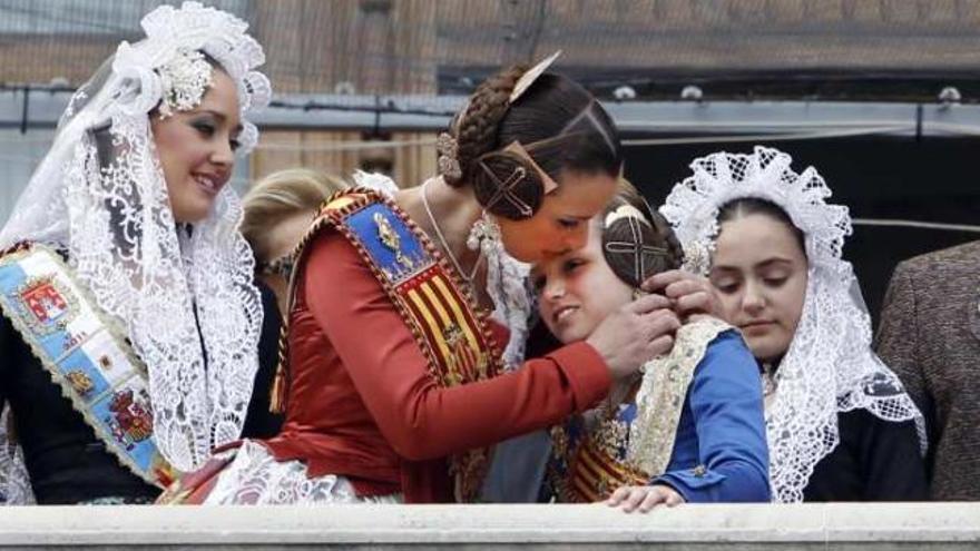 La Bellea del Foc, Raquel Sánchez, y la Infantil, María Sala, junto a las Falleras Mayores, ayer.