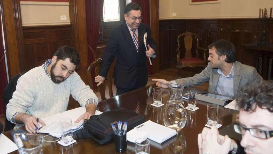 El alcalde, Xulio Ferreiro, se dirige al portavoz del PSOE, José Manuel Dapena, en una Xunta de Goberno.