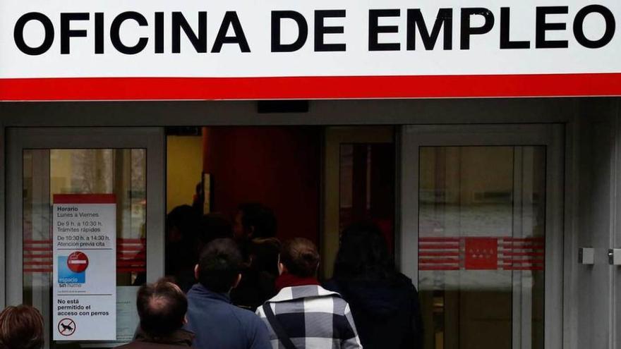 Cola de parados en una oficina del Servicio de Empleo.