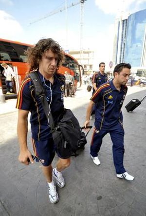 Carles Puyol i Xavi Hernández arriben a l’hotel on s’allotja l’equip espanyol a Múrcia, on jugaran davant Polònia l’últim partit preparatori abans del Mundial de Sud-àfrica 2010.