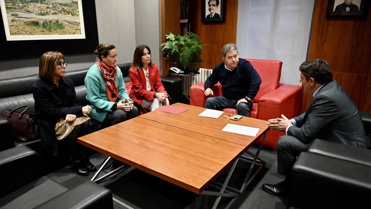 Carmen Solla, tercera por la izquierda, en la reunión que mantuvo esta mañana el alcalde con la nueva directiva del Rotary Club de Pontevedra.