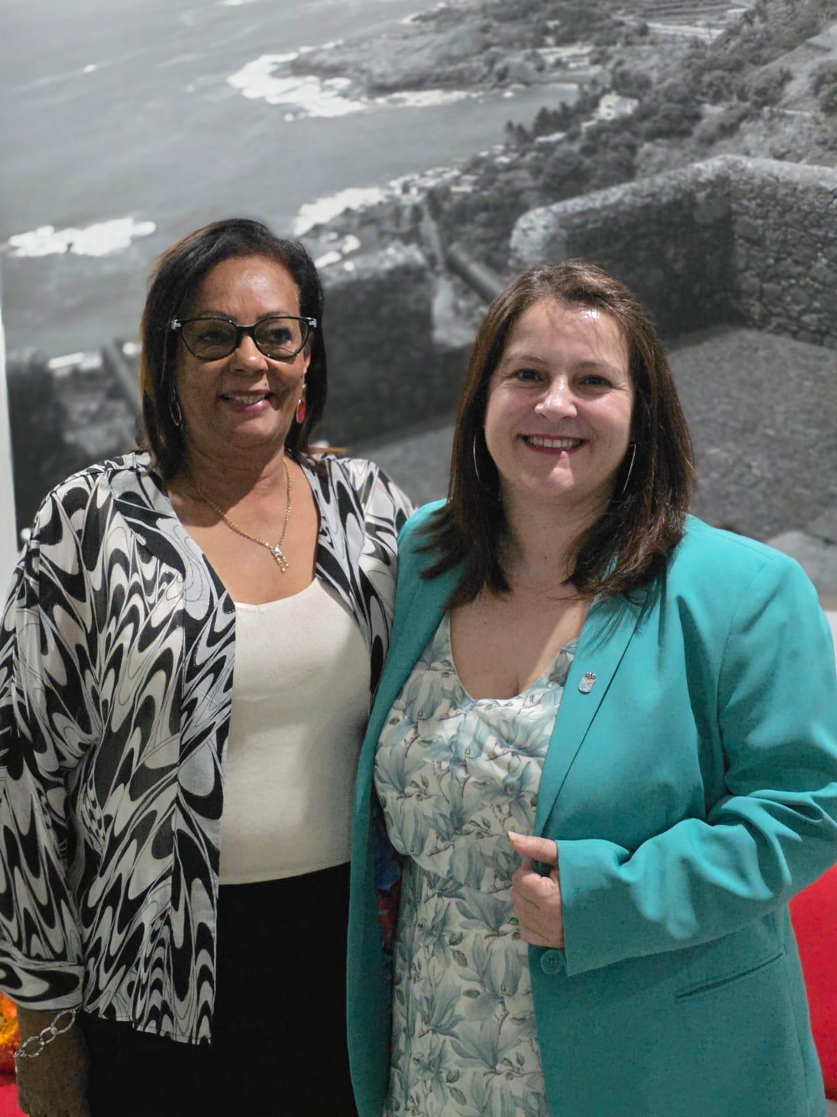 Araceli Gestido con la nueva Clara Marques, presidenta de la Asamblea Municipal de Praia y nueva presidenta de la Rede de Mulheres Autarcas Caboverdianas.