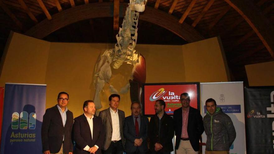 Por la izquierda, el director de Comercio y Turismo, Julio González Zapico; el alcalde de Colunga, Rogelio Pando; el consejero de Empleo, Industria y Turismo, Francisco Blanco; el alcalde de Oviedo, Wenceslao López; el alcalde de Siero, Ángel Antonio González; el director de la Vuelta, Javier Guillén, y el alcalde de Cangas de Onís, José Manuel González Castro, ayer, en el Museo del Jurásico.