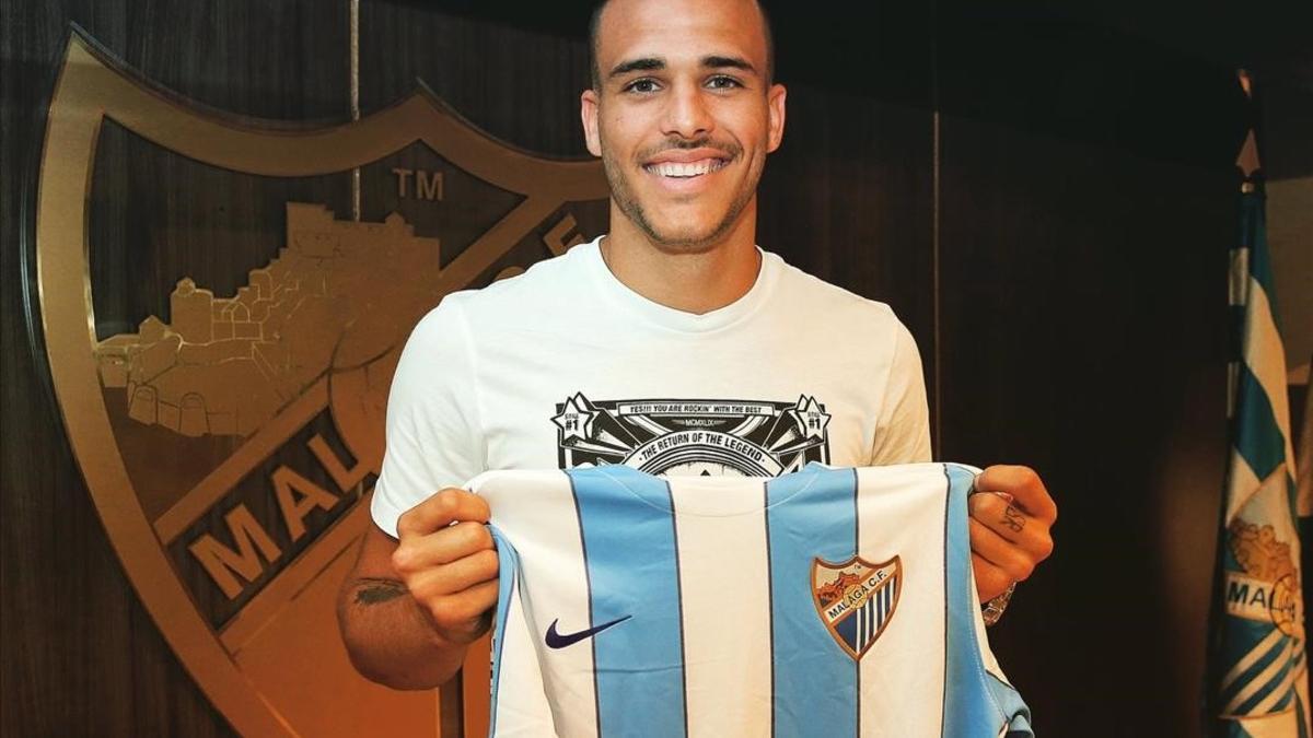 Sandro posa con la camiseta del Málaga.