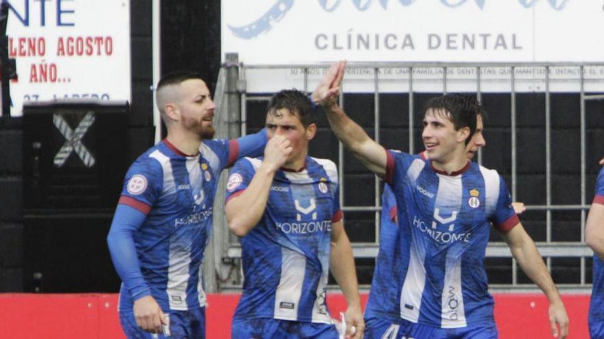 Por la izquierda, Primo, Jorge, Iván Serrano y Fontán, tapado, celebran el primer gol del Avilés en Laredo. | Área 11