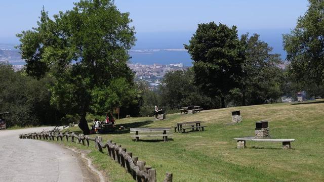 Zona recreativa del Monte Deva con las vistas de Gijón y el mar al fondo.