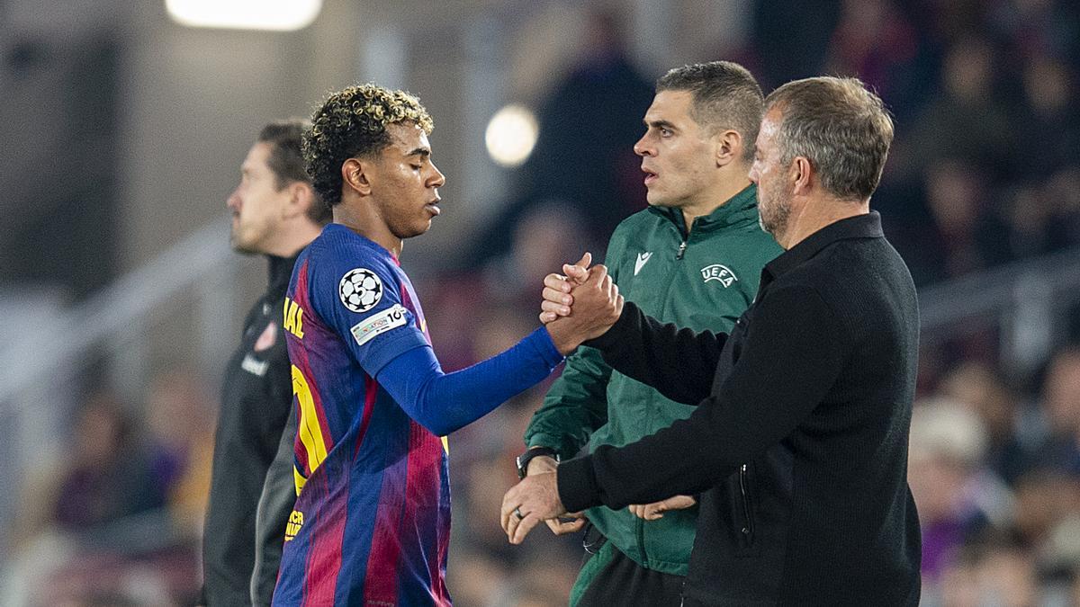 Lamine sustituido por Flick durante contra el Eintracht