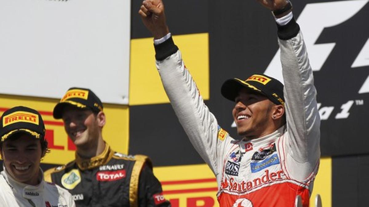 Hamilton celebra su victoria en Canadá junto al segundo clasificado, Grosjean. REUTERS