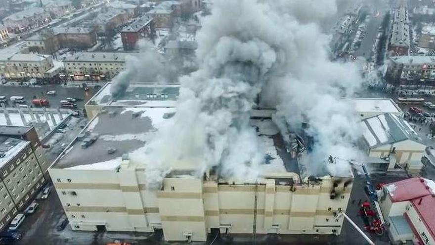 Al menos 64 muertos en el incendio de un cine en un centro comercial de Siberia