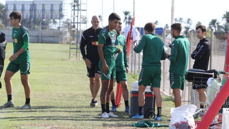 Los jugadores del Elche bebiendo agua, durante el entrenamiento