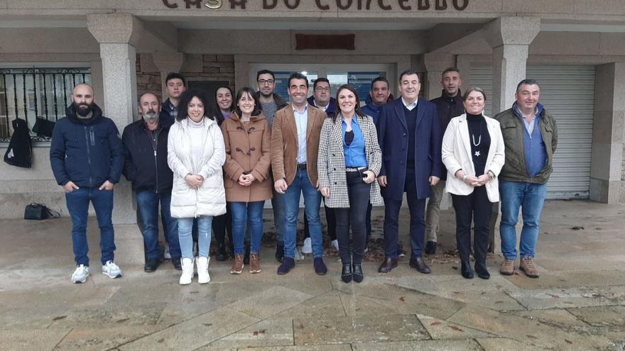 Carmen Seijas, flanqueada por Luis López y Román Rodríguez, con miembros de la ejecutiva local.