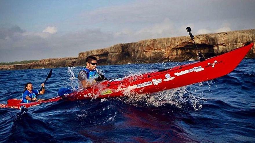 Isaac Padrós, primer invident en circumnavegar l&#039;illa de Menorca, amb el seu guia, Rai Puig.