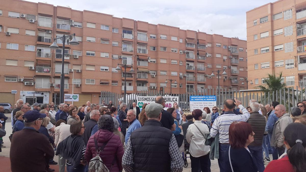 Concnetración convocada por la Plataforma en Defedna de una Sanidad Pública de Manises.