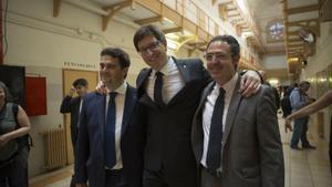 Cierre de la Cárcel Modelo de Barcelona en junio de 2017. El entonces conseller de Justícia, Carles Mundó, con su secretario general, Adrià Comella (izquierda) y el jefe de las prisiones, Armand Calderó.