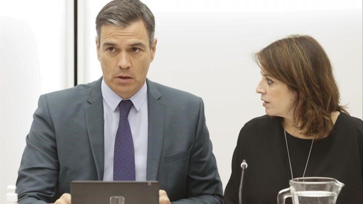 El secretario general del PSOE y presidente del Gobierno, Pedro Sánchez, junto a la vicesecretaria general del partido, Adriana Lastra.