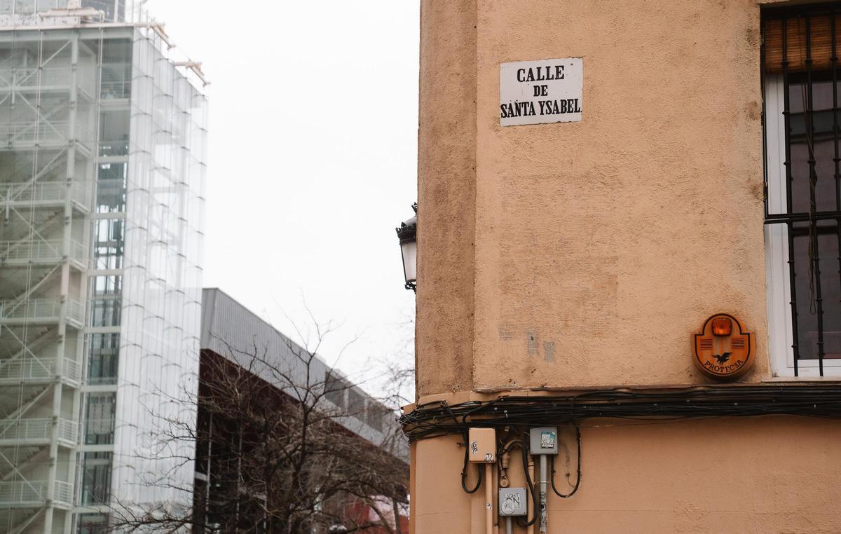 El Ayuntamiento de Madrid ha retirado la obra 'Muchacha en la ventana' de la calle Santa Isabel.