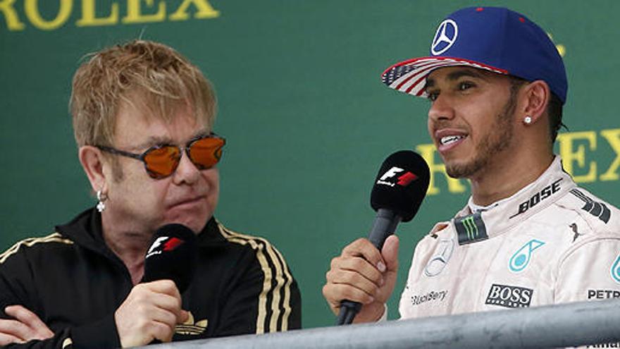 Hamilton, con Elton John en el podio.