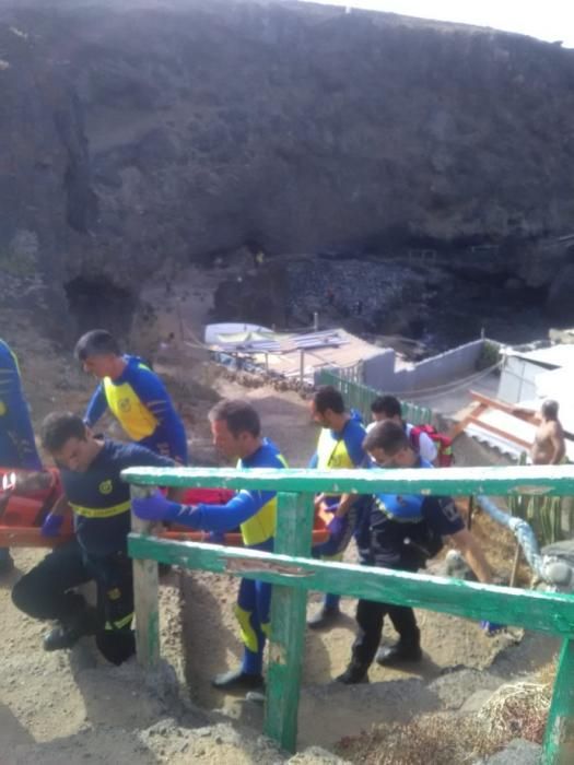 Rescate de un bañista en la Punta de Arucas