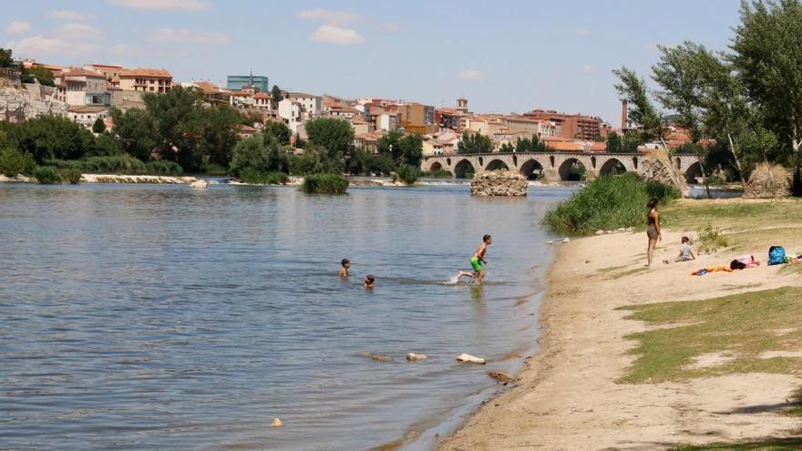 Bañistas en el Duero.