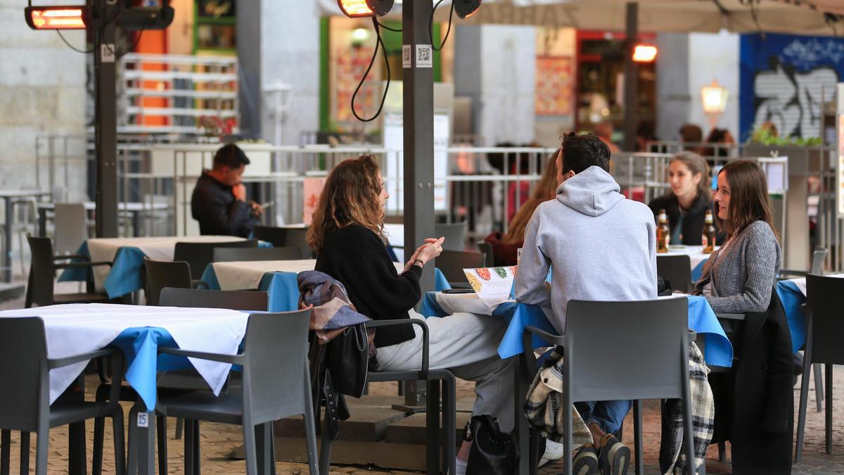 Varias personas en una terraza.