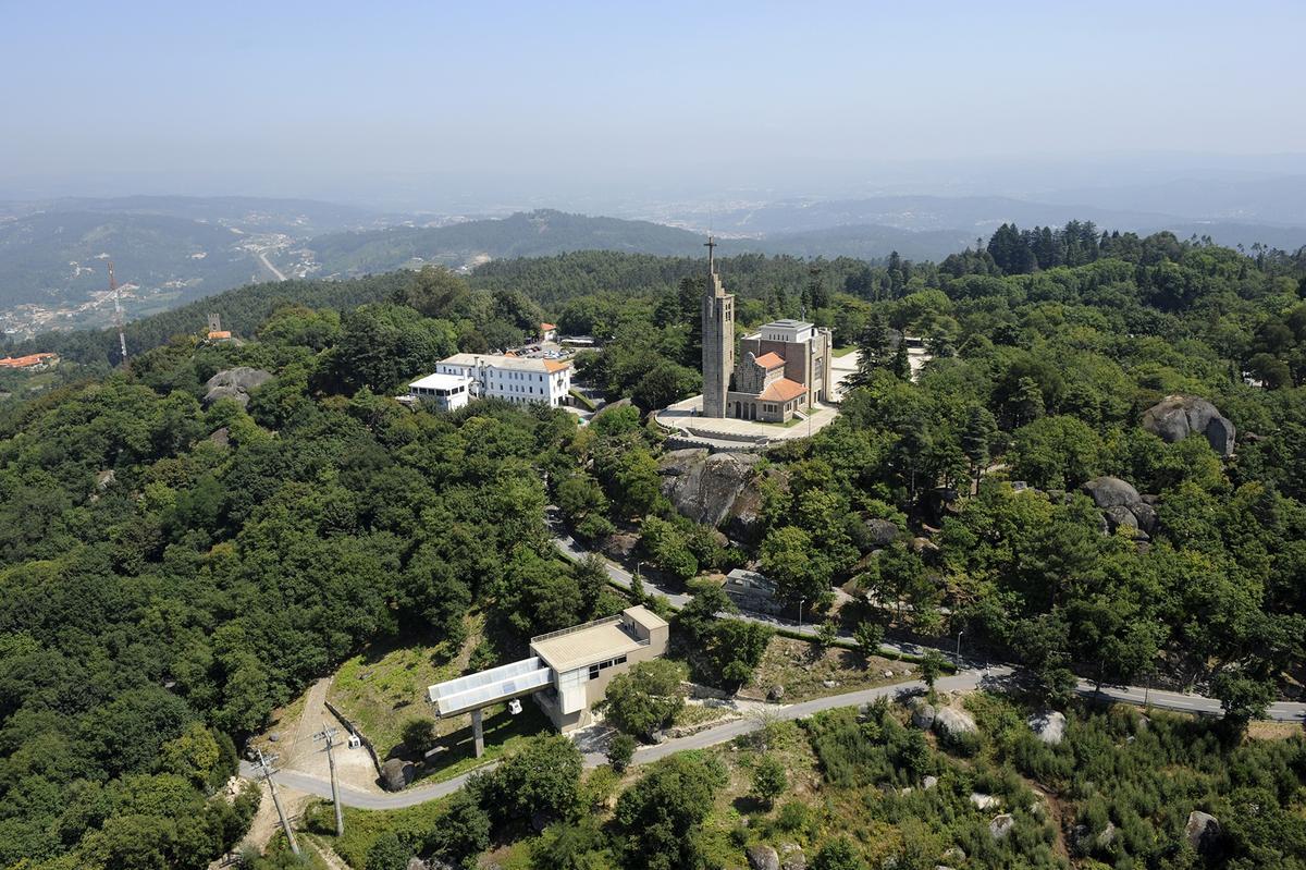 Vista del santuario de Nossa Senhora da Penha, hasta donde llega el teleférico de Guimarães.