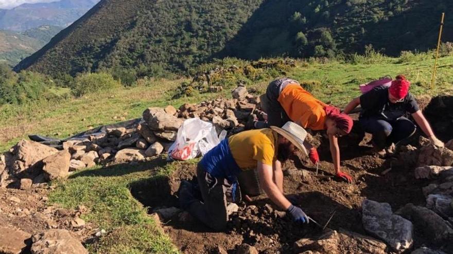 Un hacha pulimentada del Neolítico, último hallazgo arqueológico en Quirós