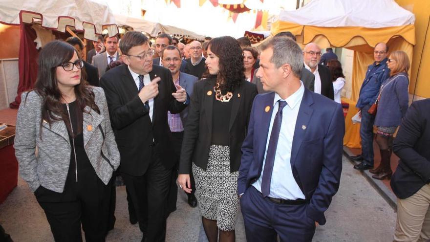 El presidente Puig durante el recorrido por el certamen con la alcaldesa Estepa