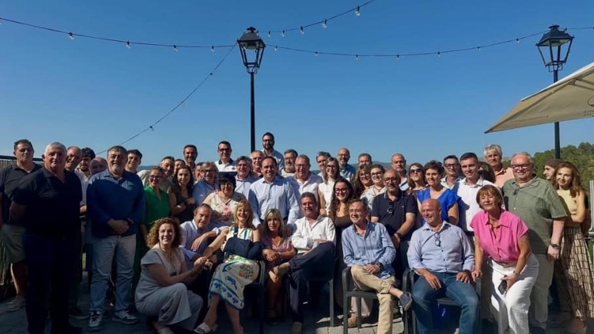 Cargos y simpatizantes del PP en l'Alcoià y El Comtat se reúnen con el presidente Juanfran Pérez Llorca en Benillup