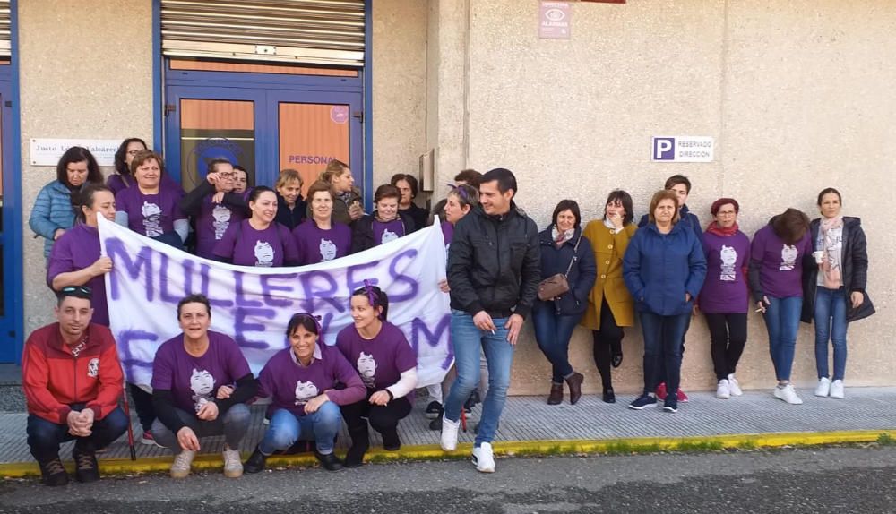 Las trabajadoras de Conservas Valcárcel, en Vigo, apoyan el paro en el Día Internacional de la Mujer