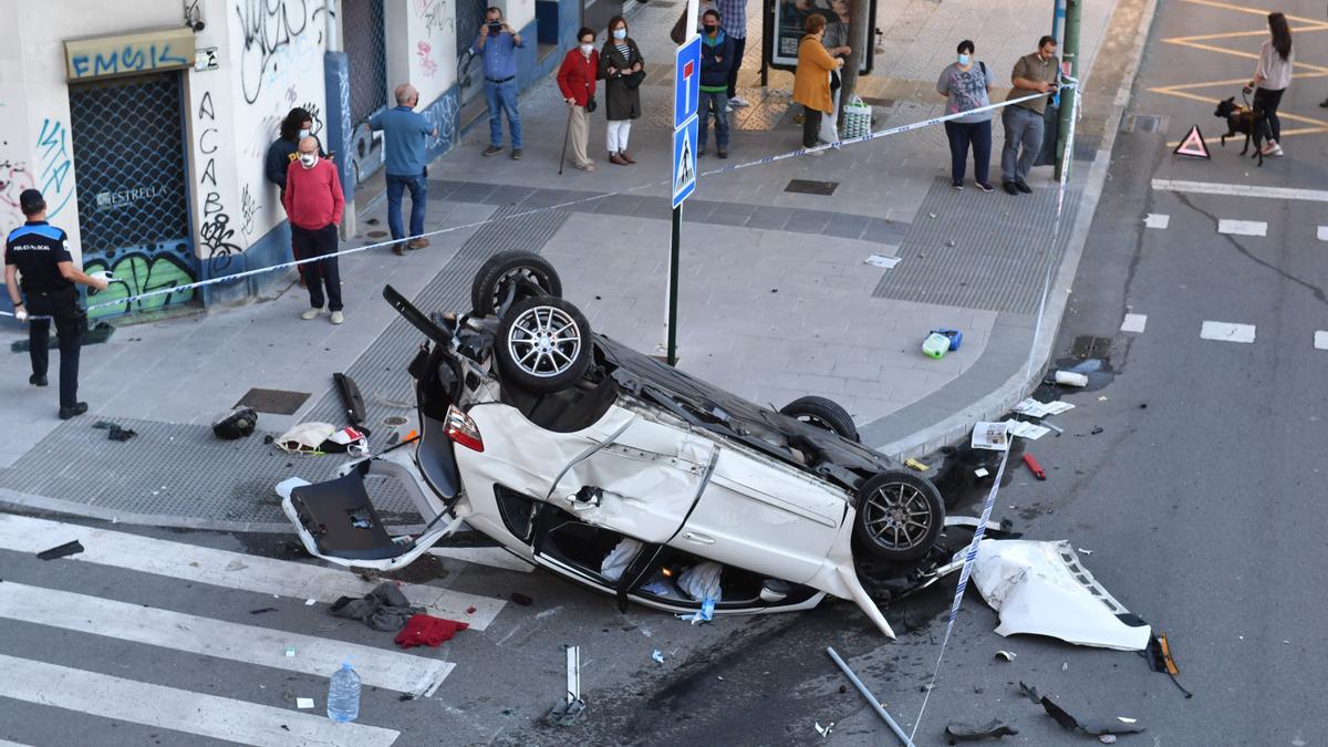 Espectacular accidente en la ronda de Outeiro con un coche precipitado a la calle Caballeros